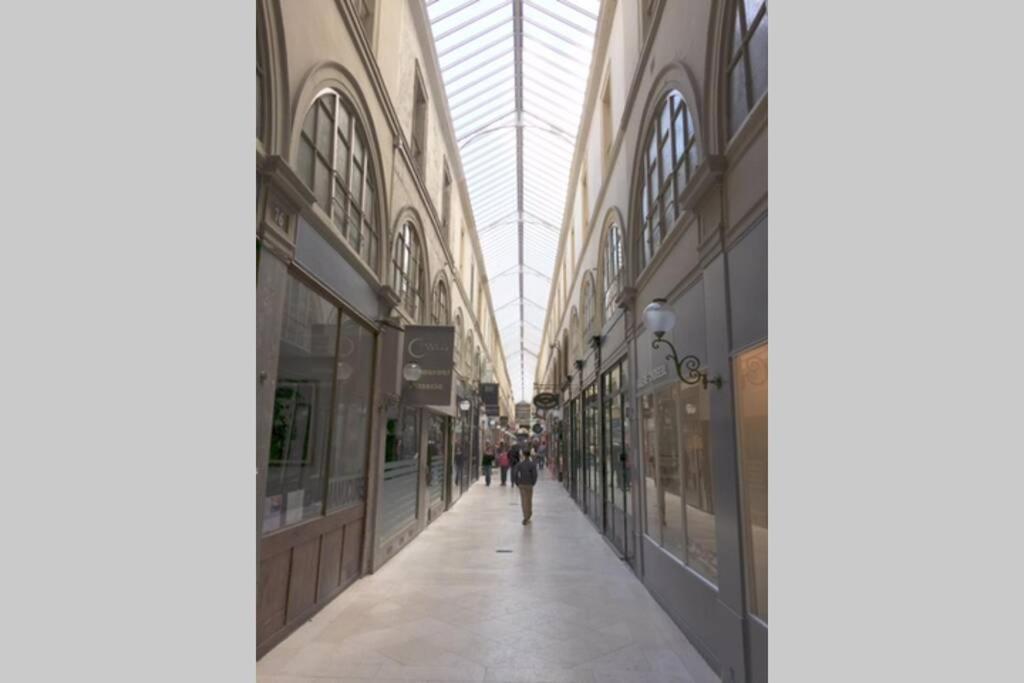 French Typical Apartment Paris Exterior foto